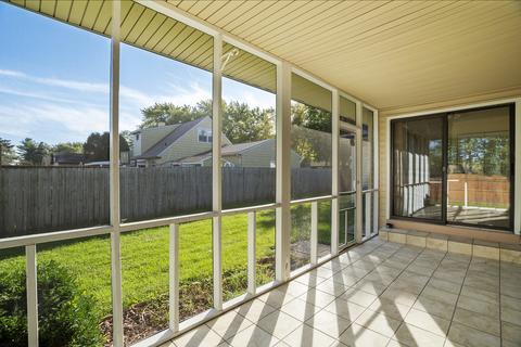 19 Devonshire Cir, Elgin, IL 60123 photo 11