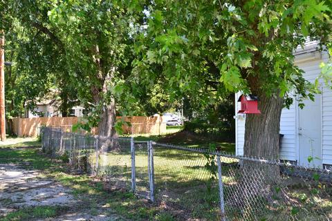 901 E Clay St, Clinton, IL 61727 photo 2