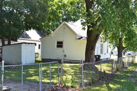 901 E Clay St, Clinton, IL 61727 photo 4