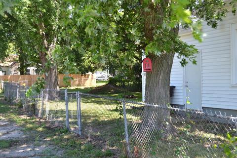 901 E Clay St, Clinton, IL 61727 photo 3