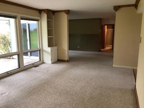 1035 Hermitage Ln, Hoffman Estates, IL 60169 photo 2
