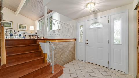 121 Windsor Dr, Des Plaines, IL 60018 photo 2