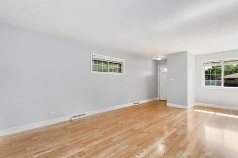680 Jon Ln, Des Plaines, IL 60016 photo 2