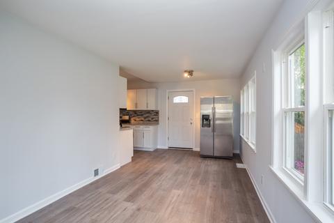 1365 E Walnut Ave, Des Plaines, IL 60016 photo 4