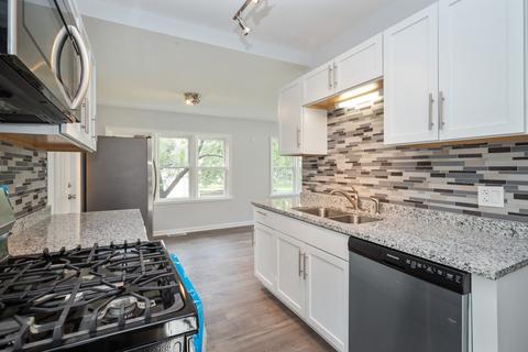 1365 E Walnut Ave, Des Plaines, IL 60016 photo 2