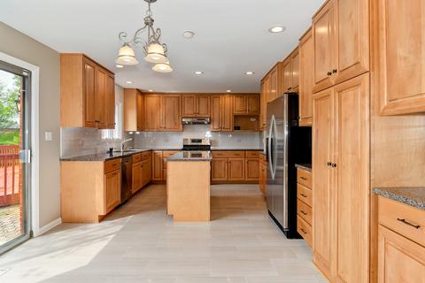 215 Rodgers Ct, Willowbrook, IL 60527 photo 9