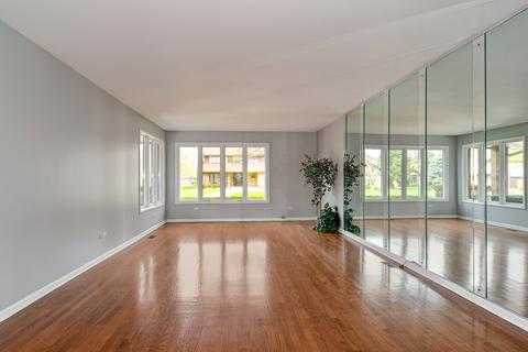 215 Rodgers Ct, Willowbrook, IL 60527 photo 5
