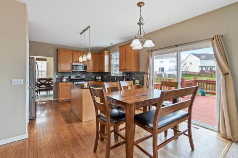 235 Thrush Cir, Lindenhurst, IL 60046 photo 8