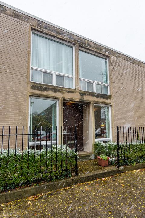 1349 E Park Pl, Chicago, IL 60637 photo 1