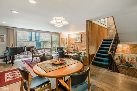 1349 E Park Pl, Chicago, IL 60637 photo 2