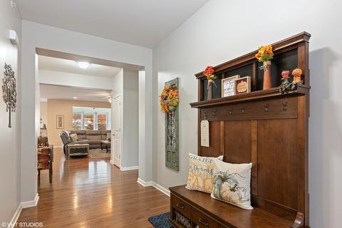 1580 Burr Oak Dr, Hoffman Estates, IL 60192 photo 2