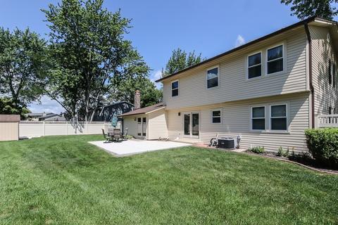 4099 Whispering Trails Dr, Hoffman Estates, IL 60192 photo 2