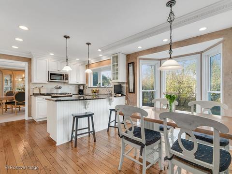 440 Hevern Dr, Wheaton, IL 60189 photo 2
