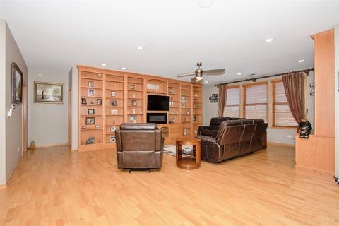 271 E Railroad Ave #301, Bartlett, IL 60103 photo 2