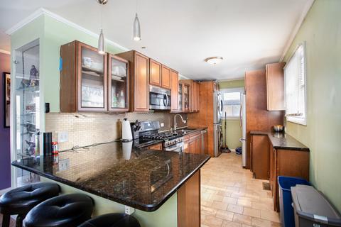 656 N Wayne Pl, Wheeling, IL 60090 photo 3