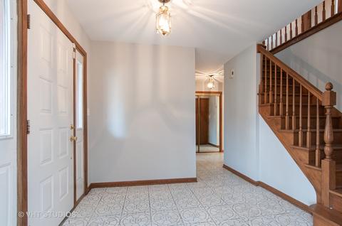 6514 Rodgers Dr, Willowbrook, IL 60527 photo 2