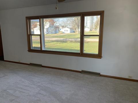 325 Grove St, Weldon, IL 61882 photo 6