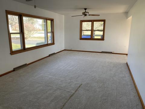 325 Grove St, Weldon, IL 61882 photo 4