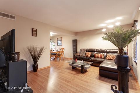 909 Fieldside Ln, Aurora, IL 60504 photo 3