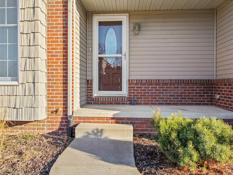42 Pebblebrook Ct, Bloomington, IL 61705 photo 2