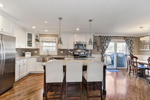 902 S Williston St, Wheaton, IL 60187 photo 2