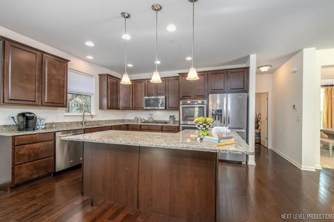 1701 Pondview Dr, Hoffman Estates, IL 60192 photo 5