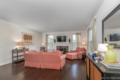 1701 Pondview Dr, Hoffman Estates, IL 60192 photo 8