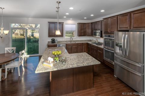 1701 Pondview Dr, Hoffman Estates, IL 60192 photo 4