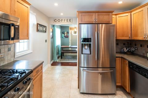 137 E Quincy St, Riverside, IL 60546 photo 2