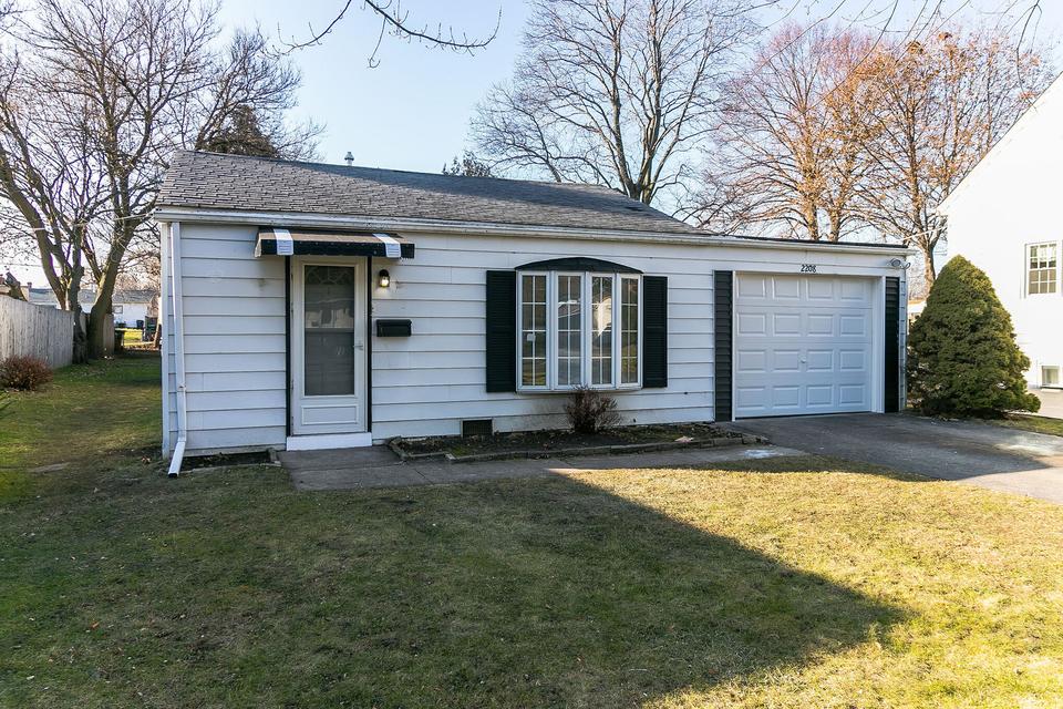  2208 Elizabeth Ave, Zion, IL 60099 photo 2