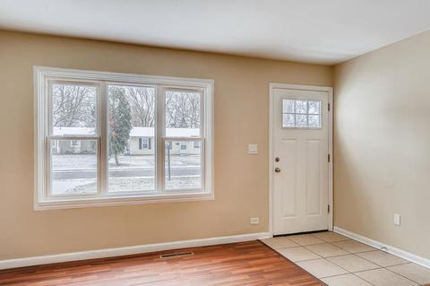 6 E Pine St, Streamwood, IL 60107 photo 3