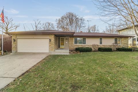 1042 Chippewa Dr, Elgin, IL 60120 photo 1