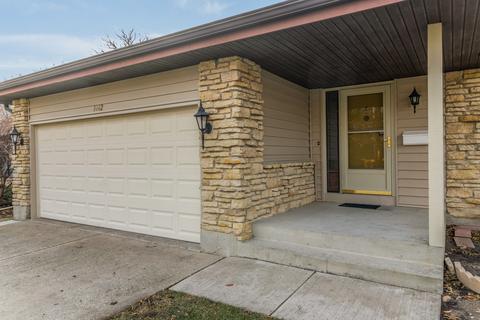 1042 Chippewa Dr, Elgin, IL 60120 photo 3