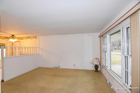51 Circle Dr E, Montgomery, IL 60538 photo 2