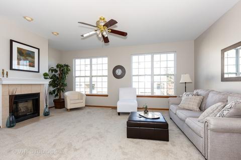 568 Declaration Ln, Aurora, IL 60502 photo 2