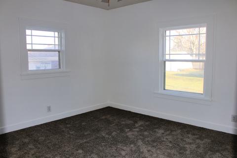 423 E Pells St, Paxton, IL 60957 photo 12