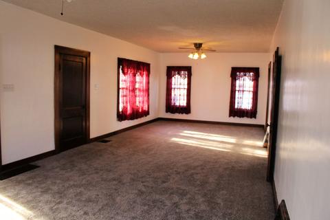 423 E Pells St, Paxton, IL 60957 photo 4