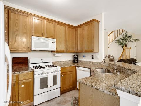 6565 Snug Harbor Dr, Willowbrook, IL 60527 photo 9