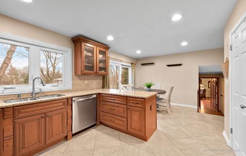 292 Surrey Rd, Bartlett, IL 60103 photo 11