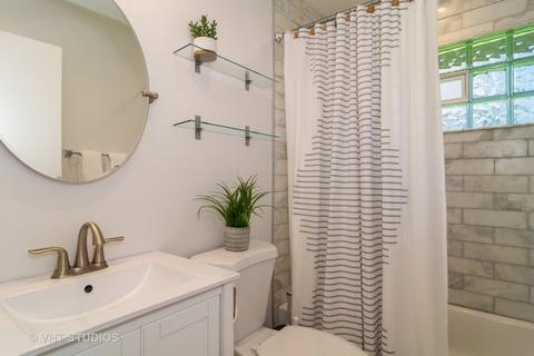 2010 Paddock Ln, Wheaton, IL 60187 photo 8
