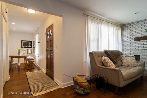 2010 Paddock Ln, Wheaton, IL 60187 photo 2