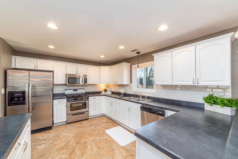 1640 Kent Rd, Hoffman Estates, IL 60169 photo 3