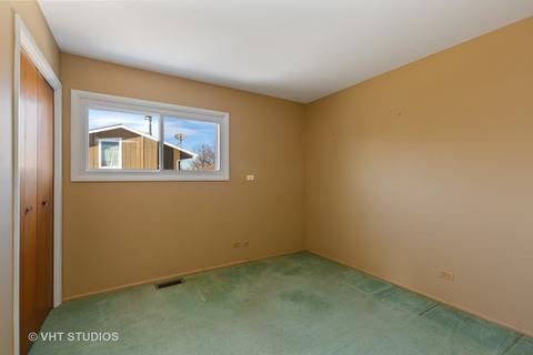 1365 Dennison Rd, Hoffman Estates, IL 60169 photo 7