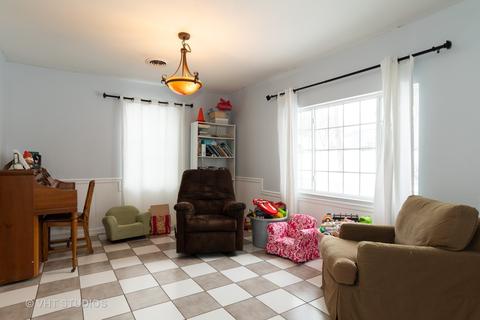 755 Dixon Ave, Elgin, IL 60120 photo 2