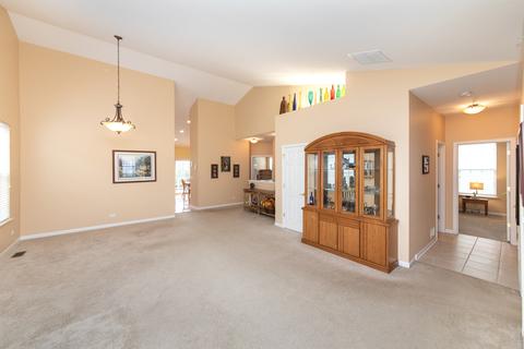 1883 Steffen Dr, Hoffman Estates, IL 60192 photo 5