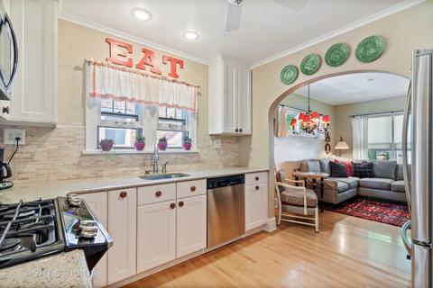 831 N Summit St, Wheaton, IL 60187 photo 6