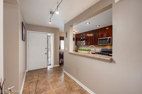 665 Darien Ct, Hoffman Estates, IL 60169 photo 2