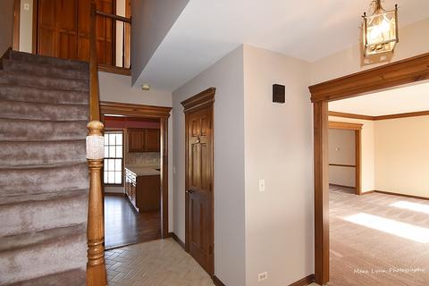 696 Grange Ct, Wheaton, IL 60189 photo 4