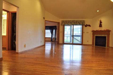 931 Foxpointe Dr, Sycamore, IL 60178 photo 6
