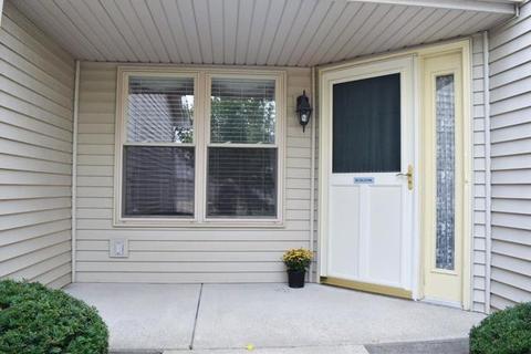 931 Foxpointe Dr, Sycamore, IL 60178 photo 4